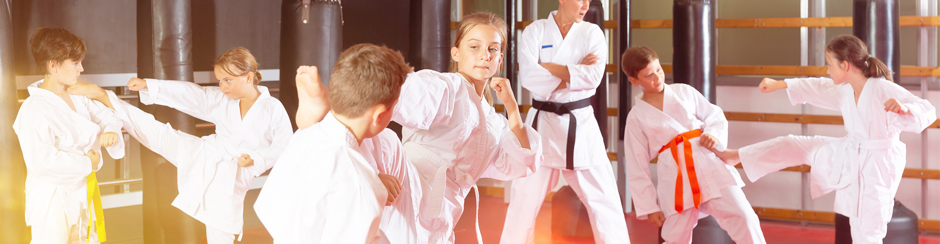 Kinder üben Karate